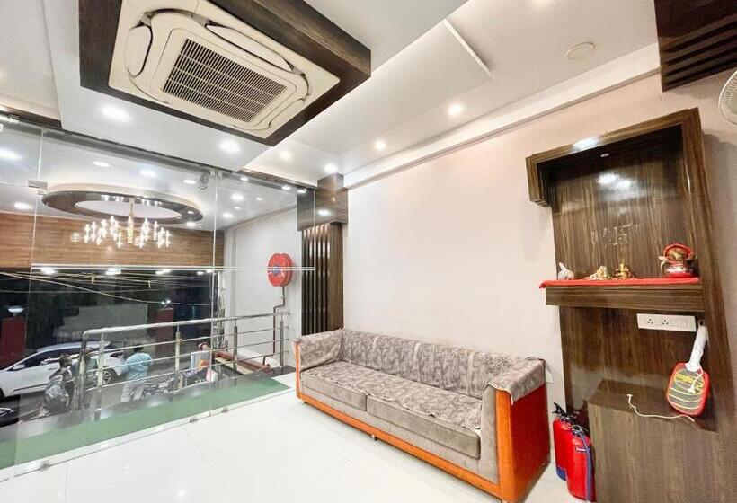 Номер Economy, Nandini Palace ! Varanasi ! होटल नंदिनी पैलेस  హోటల్ నందిని ప్యాలెస్ ! Fully Air Conditioned Hotel F
