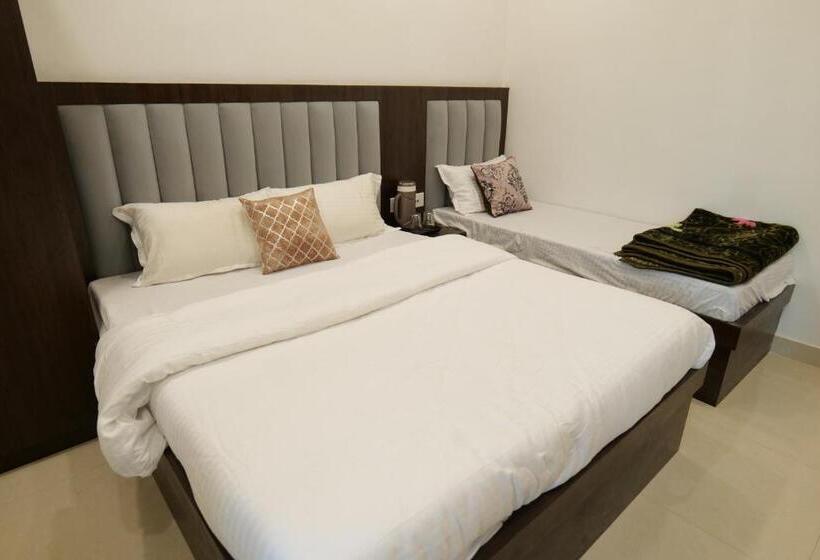Номер Deluxe, The Pinak Hotel And Restaurant