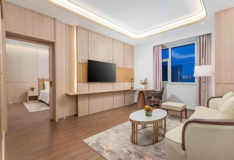 带大床的套房, Holiday Inn Express Weifang City Center, An Ihg