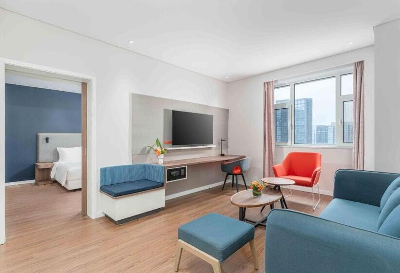 带大床的套房, Holiday Inn Express Weifang City Center, An Ihg