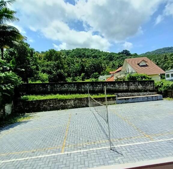 Люкс с Балконом, Stayberries Hornbill Villa Athirappilly