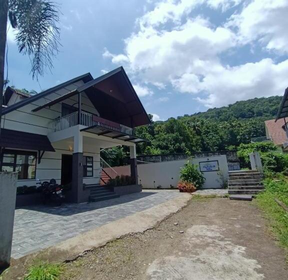 Люкс с Балконом, Stayberries Hornbill Villa Athirappilly