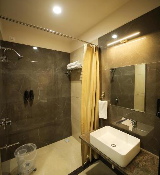 スーペリアトリプルルーム, Maruti Group Of Hotels   The Shivam