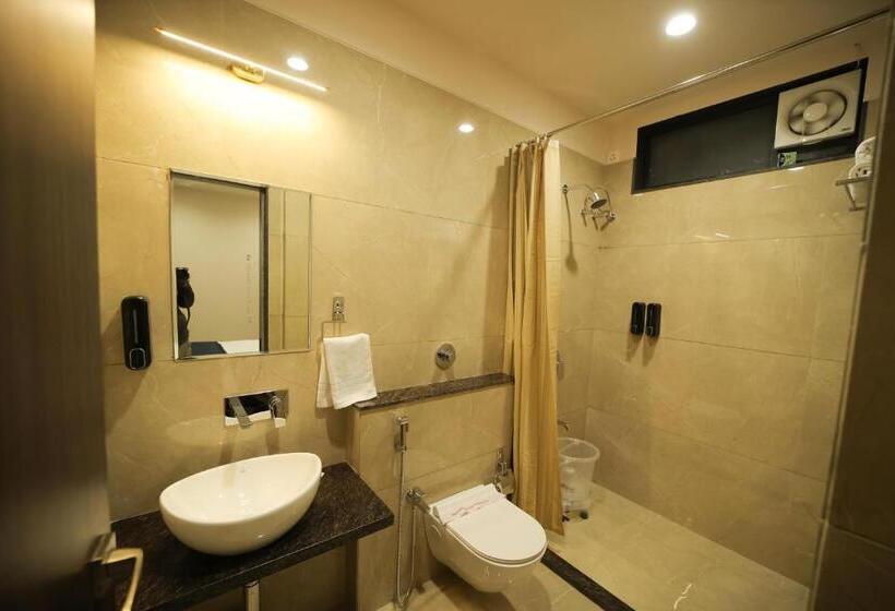 デラックスの４人部屋, Maruti Group Of Hotels   The Shivam