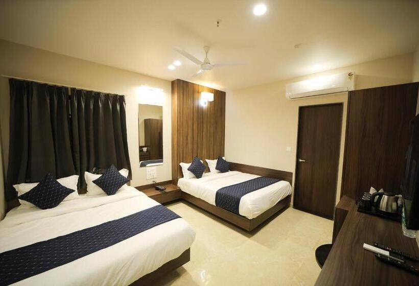 デラックスの４人部屋, Maruti Group Of Hotels   The Shivam