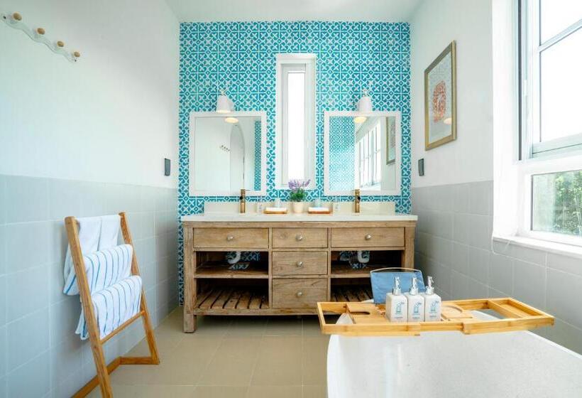 اتاق لوکس با بالکن و چشم‌انداز دریا, Mia Luxury Villa Bình Châu