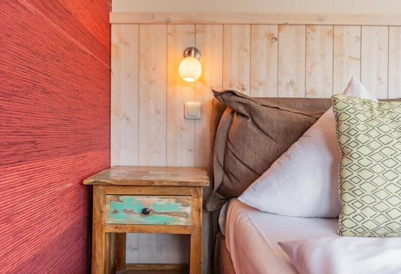 Полулюкс с Бассейном, Baumhaushotel Oberbayern