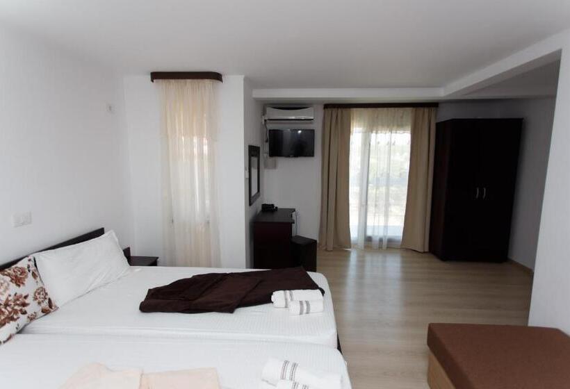 اتاق استاندارد چهارنفره با بالکن, Vila Sandra