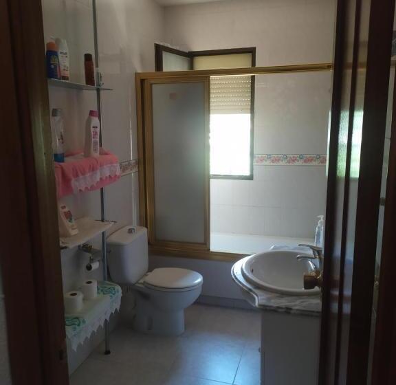 اتاق استاندارد با سرویس بهداشتی مشترک, Habitacion Privada Triple Toledo