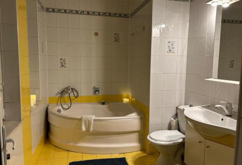 غرفة قياسية ثلاثية, Ambra Room S
