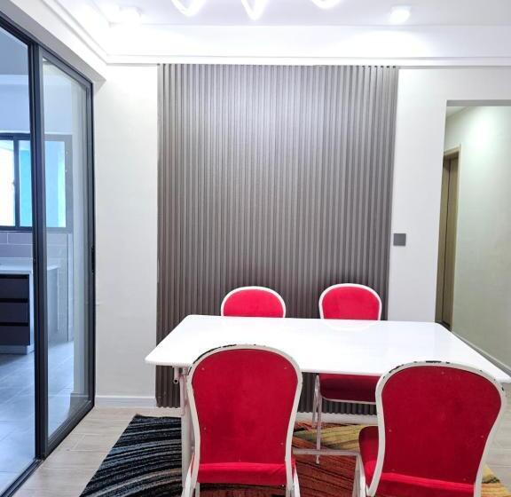 اتاق استاندارد با چشم‌انداز استخر, Holiday Inn Suits Nairobi
