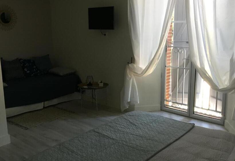 Трехместный Номер Стандарт Вид на Сад, Domaine En Castanet
