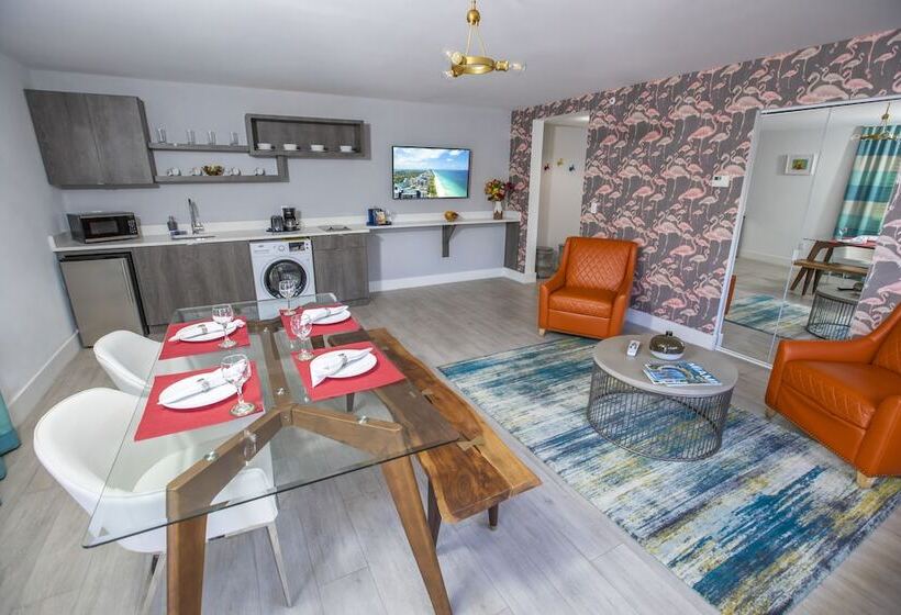 Люкс, Waterside Hotel And Suites