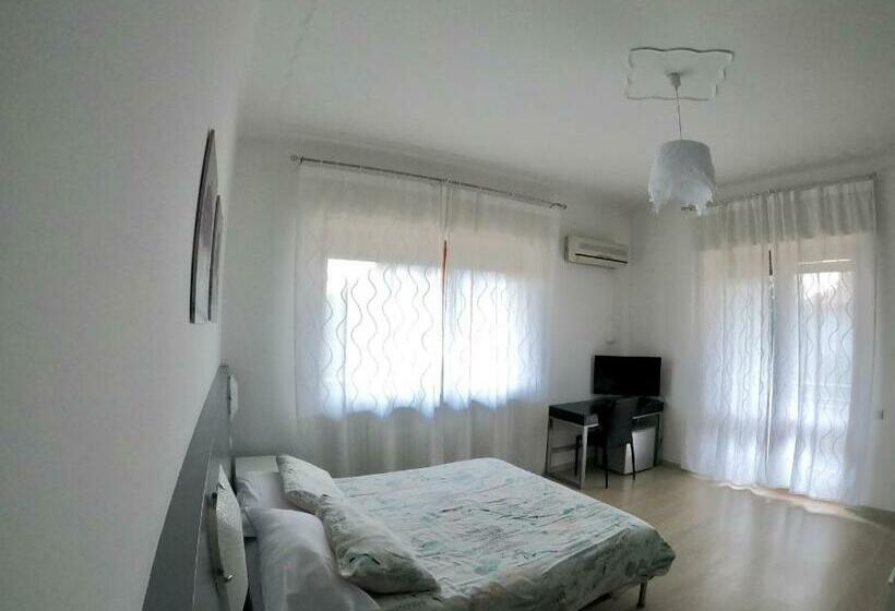 Трехместный Номер Стандарт с Балконом, Bella Vita Guesthouse  Parcheggio Privato Interno