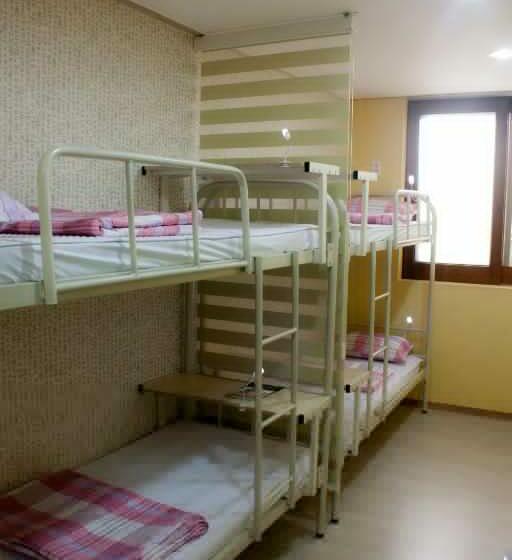 共用房间的床, Nearest Guesthouse