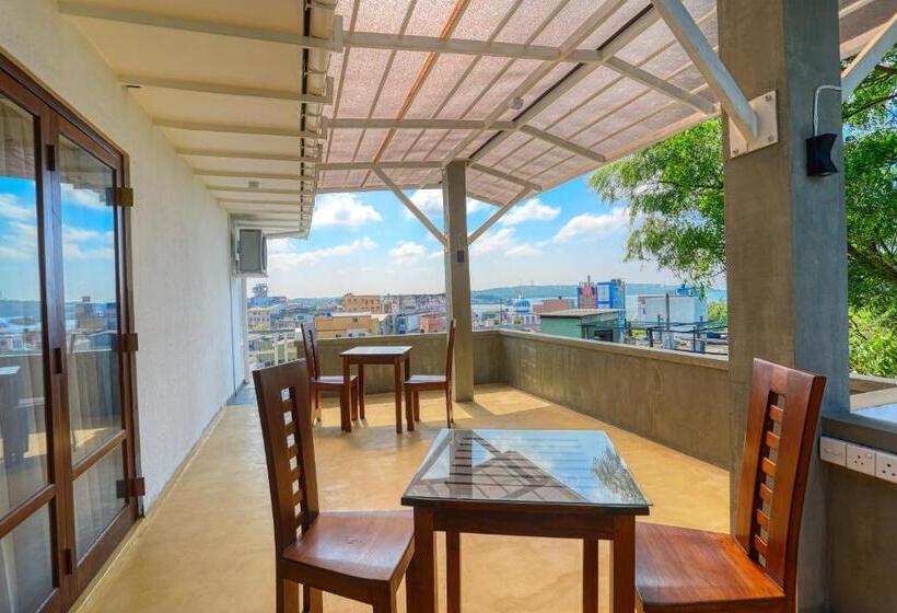 اتاق استاندارد سه تخته با چشم‌انداز استخر, Mount Marina Villas 12
