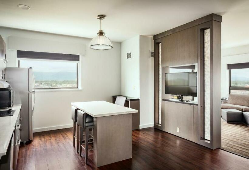 מיטת קינג בסוויטה, Hyatt House Anchorage
