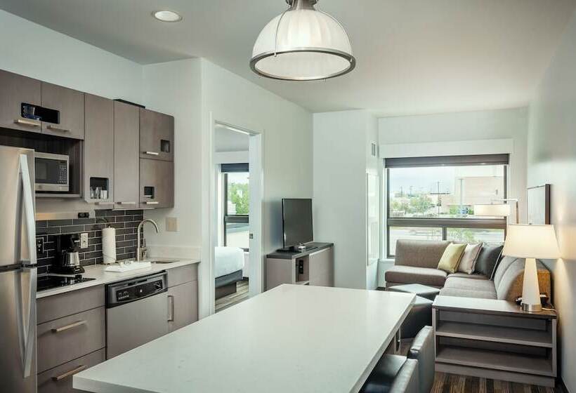 מיטת קינג בסוויטה, Hyatt House Anchorage