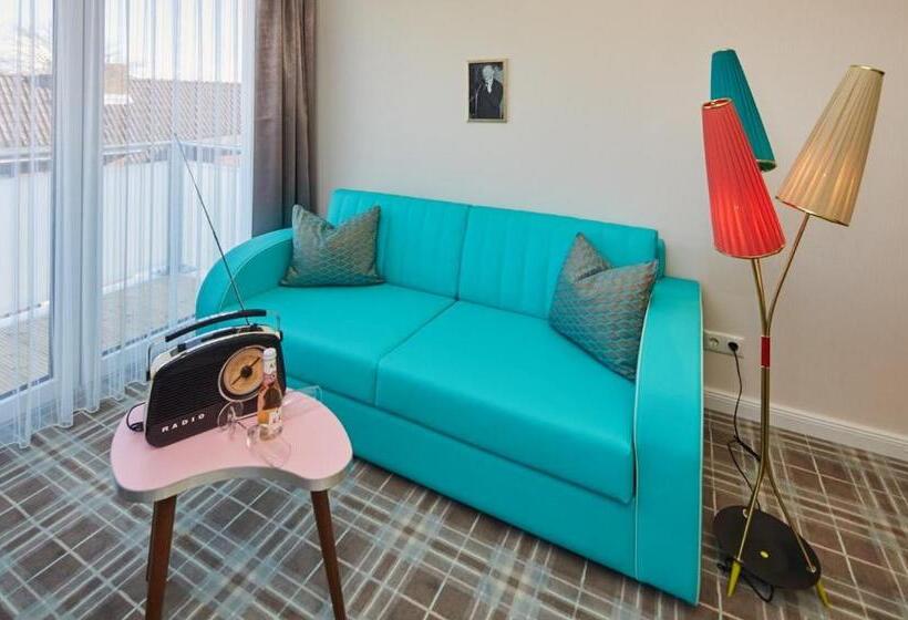 جناح, Bernstein Hotel 50`s Seaside Motel