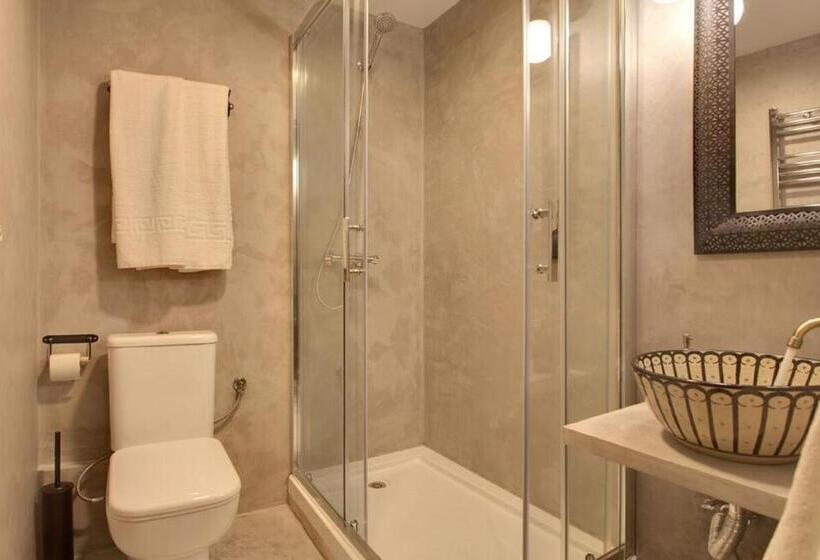 اتاق استاندارد چهارنفره با سرویس بهداشتی مشترک, Abracadabra Suites