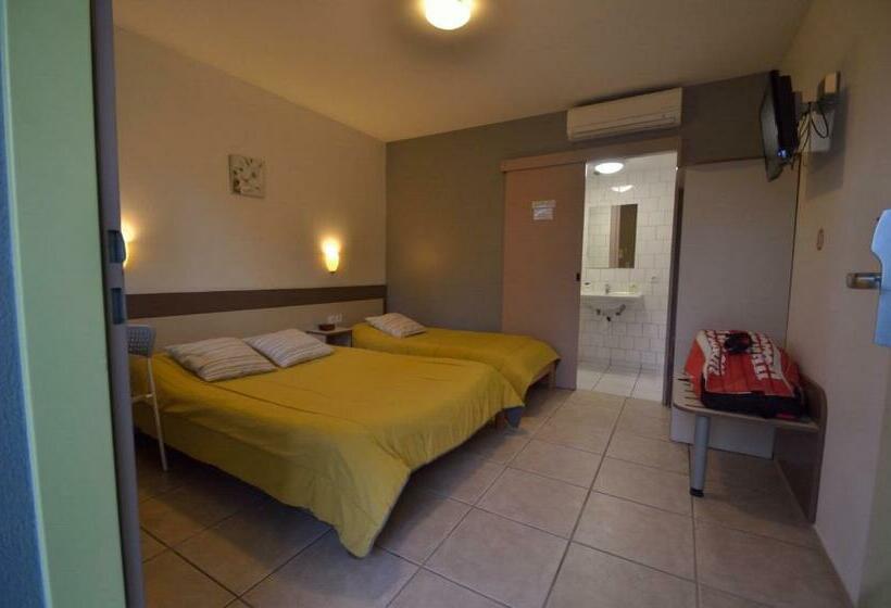 Номер Стандарт Трехместный, Hôtel Ecochic   Mont De Marsan   Grand Moun