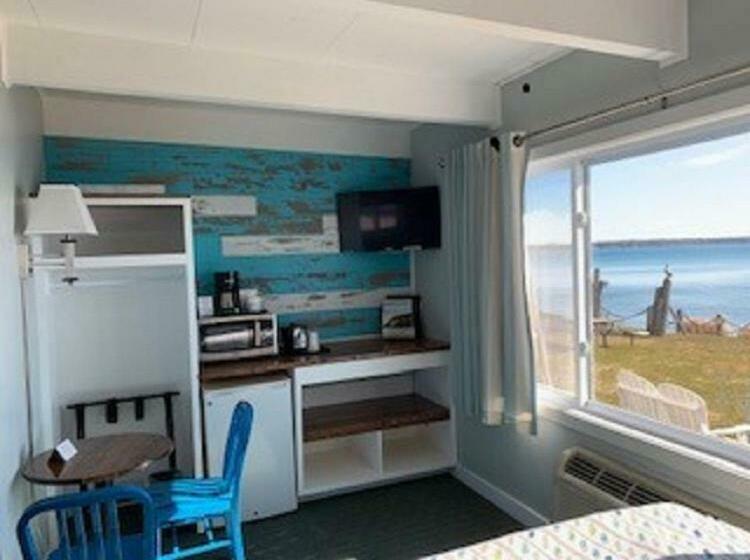 Четырехместный Номер Стандарт, Beachfront Inn