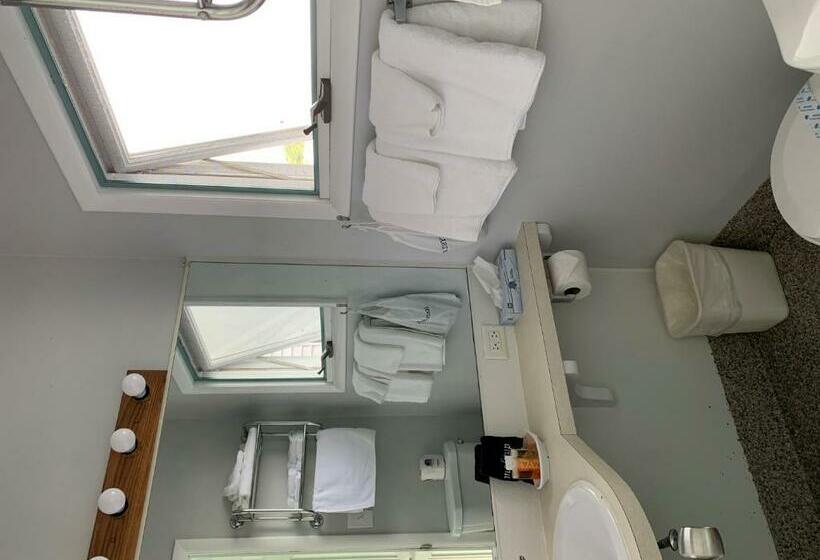 Четырехместный Номер Economy, Beachfront Inn