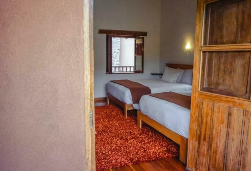 اتاق لوکس, Lizzy Wasi Urubamba