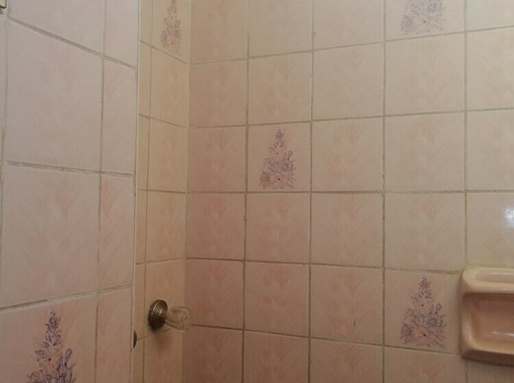 غرفة قياسية فردية, Perla Del Chira