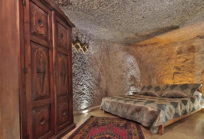 غرفة عائلية, Shoestring Cave House