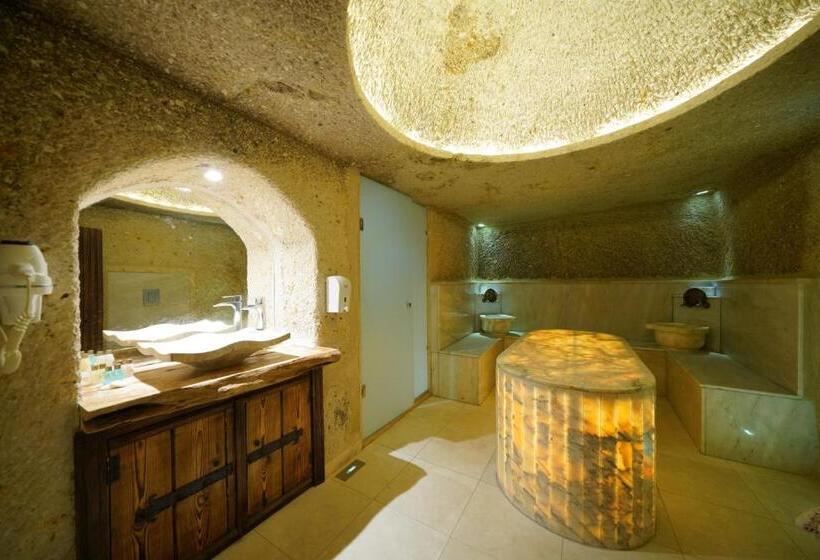 سوئیت با بالکن, Shoestring Cave House