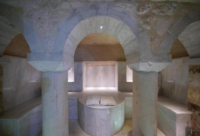 جناح إدارى, Shoestring Cave House