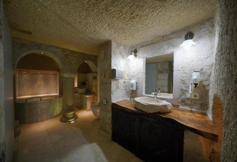 جناح إدارى, Shoestring Cave House