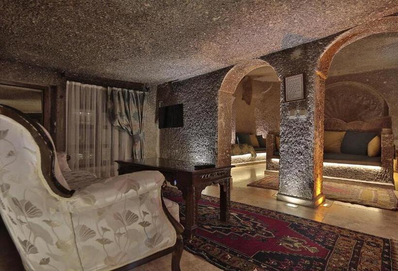 سوییت سوپریور, Shoestring Cave House