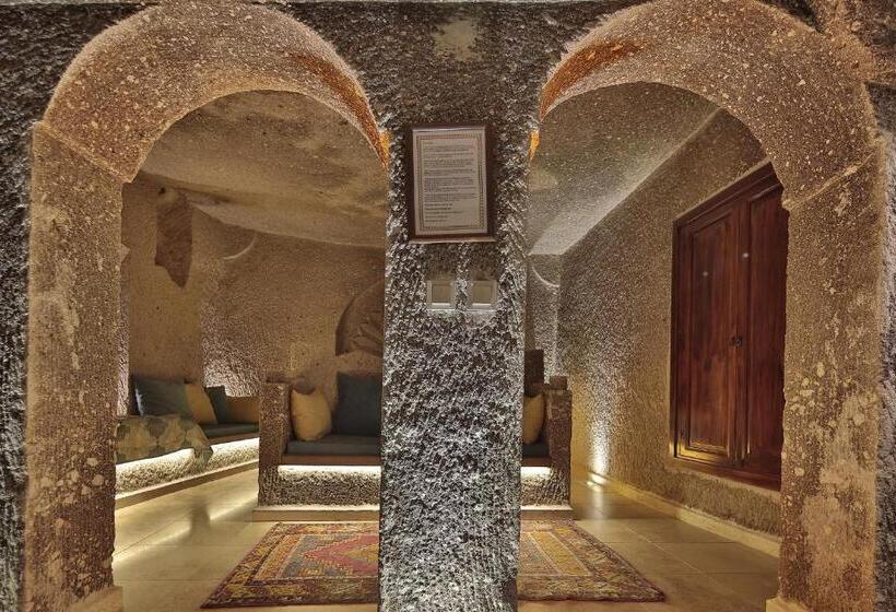سوییت سوپریور, Shoestring Cave House