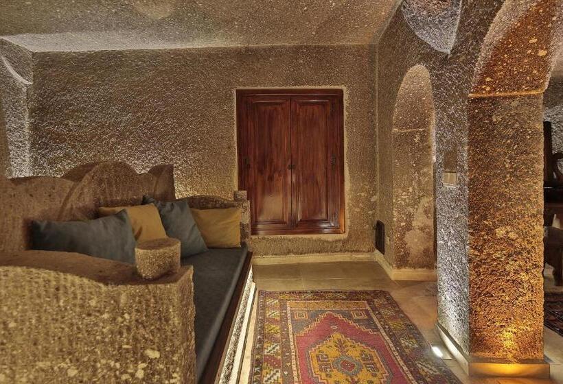 سوییت سوپریور, Shoestring Cave House
