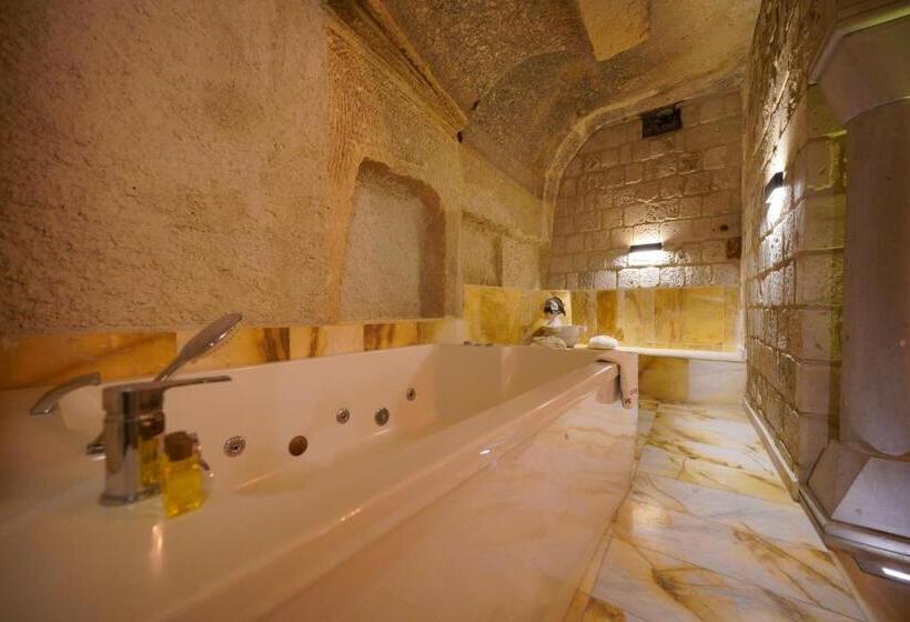 جناح, Shoestring Cave House