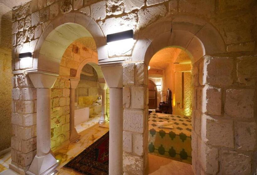 جناح, Shoestring Cave House