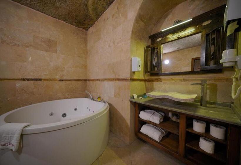 سوییت جونیور, Shoestring Cave House
