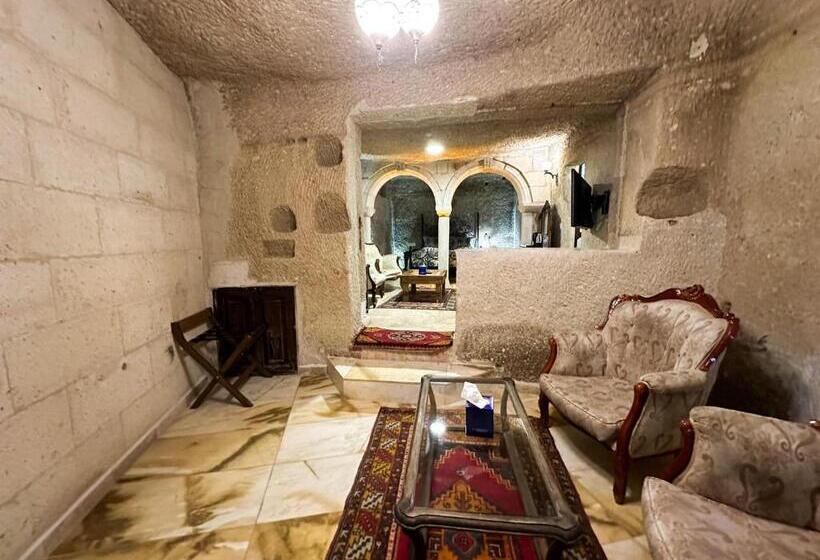 اتاق لوکس با تخت بزرگ, Shoestring Cave House