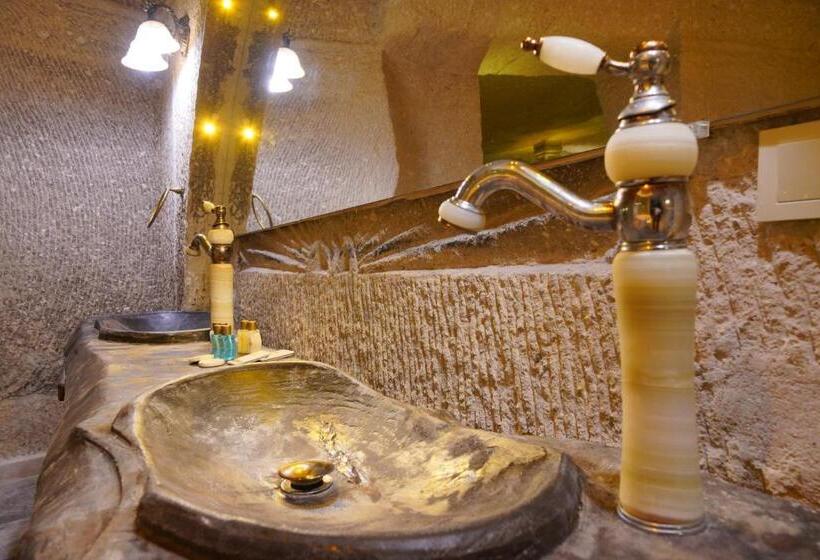 سوئیت پرزیدنت, Shoestring Cave House