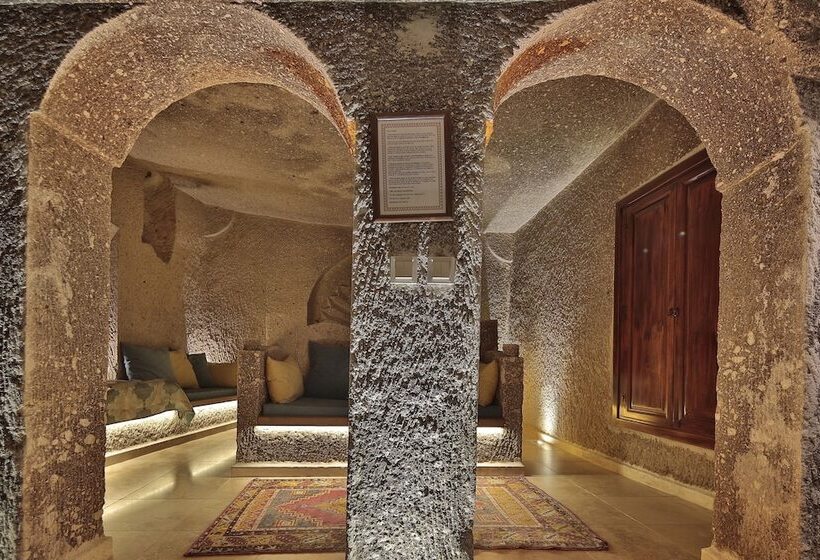 جناح, Shoestring Cave House