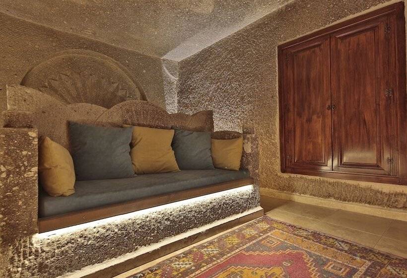 سوییت, Shoestring Cave House