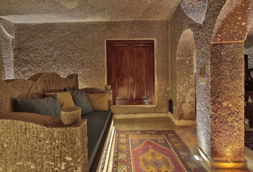 جناح, Shoestring Cave House