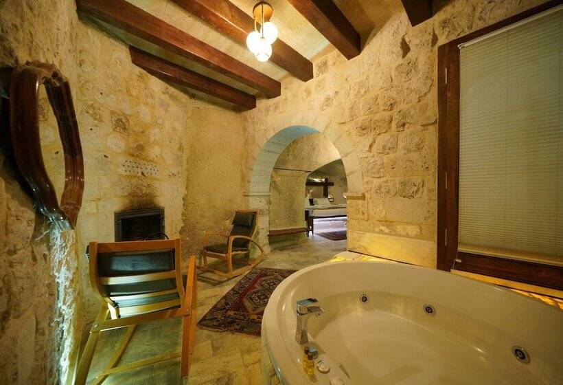 جناح, Shoestring Cave House