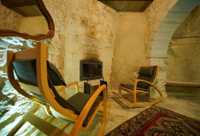 سوییت, Shoestring Cave House