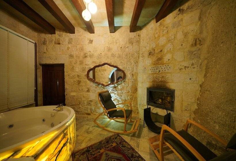 جناح, Shoestring Cave House