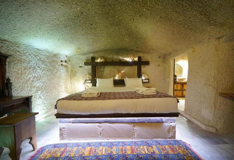 سوئیت با بالکن, Shoestring Cave House