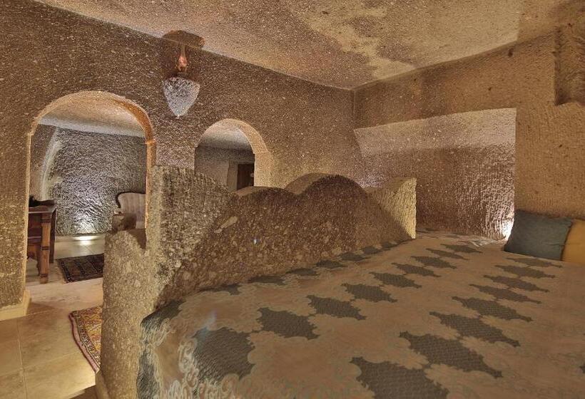سوییت سوپریور, Shoestring Cave House
