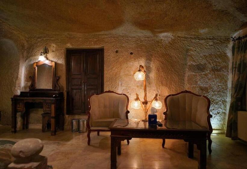 ジュニアスイート, Shoestring Cave House